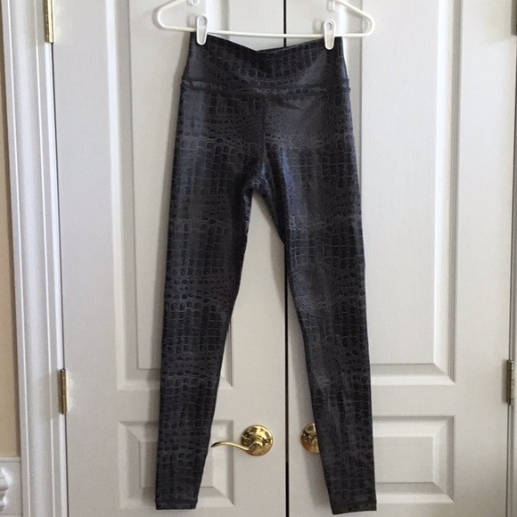 Zyia NWOT Light N Tight full length leggings. Beautiful pattern. No flaws. - Picture 2 of 4